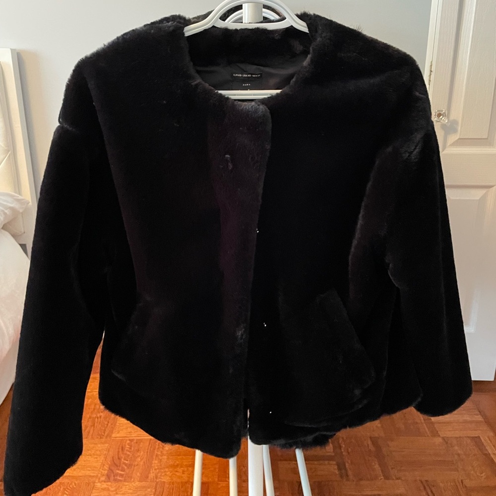Zara black short faux fur coat. Size extra small. Perfect condition.